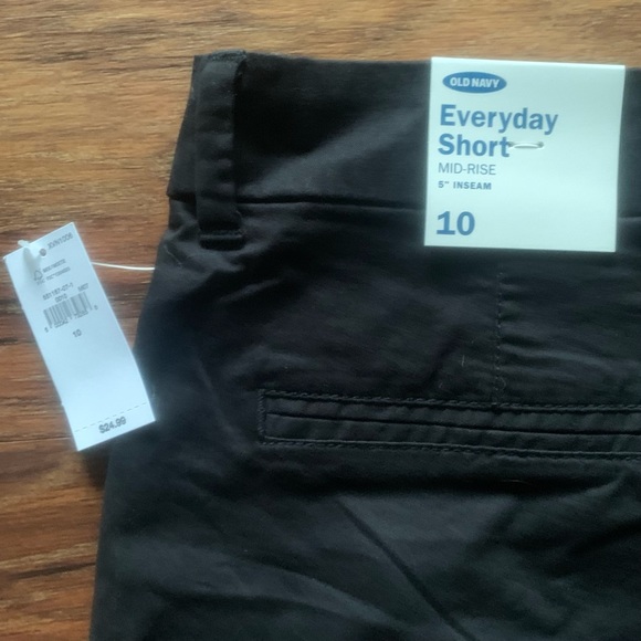Old Navy w’s 10 - everyday short - mid-rise 5” - black - Picture 3 of 3